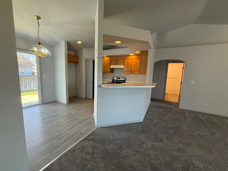 Building Photo - 607 Meadowbrook Dr