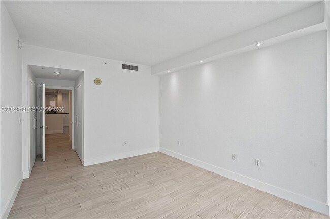 Building Photo - 2101 Brickell Ave