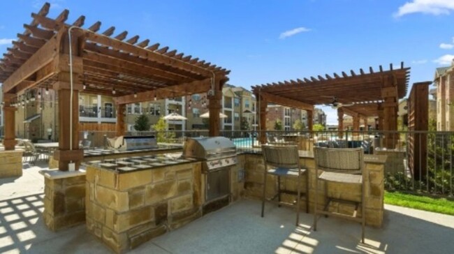 Building Photo - 1633 Greenridge Dr