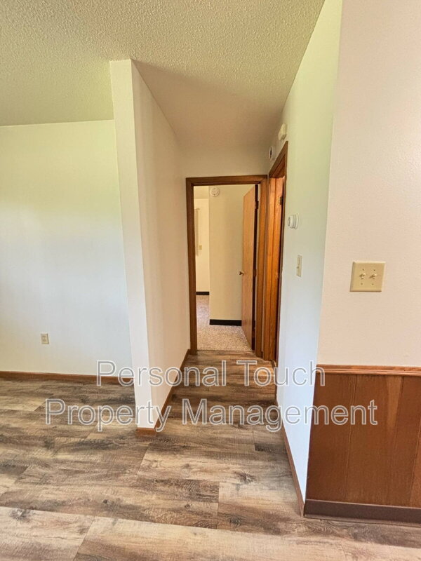Building Photo - 320 6th St S