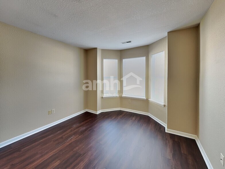 Building Photo - 220 Longview Bend