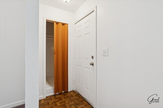 Building Photo - $1300 3 bedroom