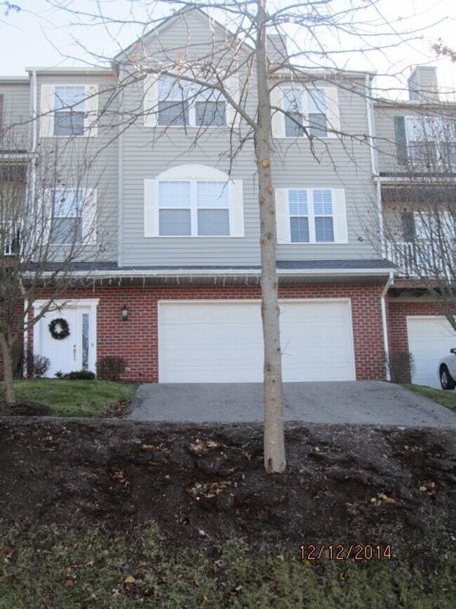 Primary Photo - 3 Bedroom 2 Half Bath Townhouse with 2 Car...