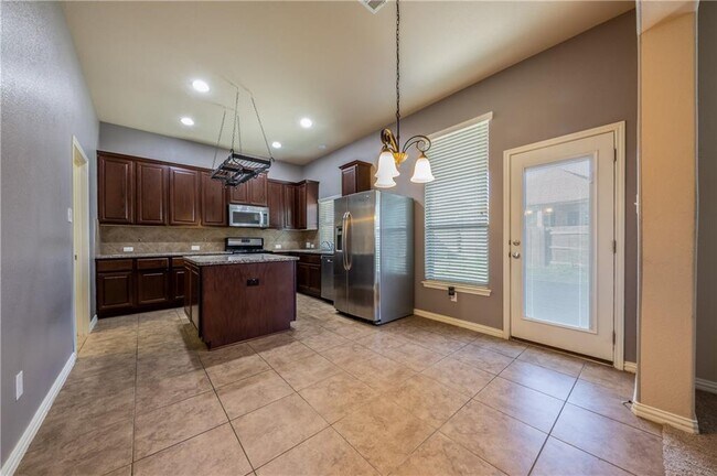 Building Photo - 2005 Santa barbara Ct