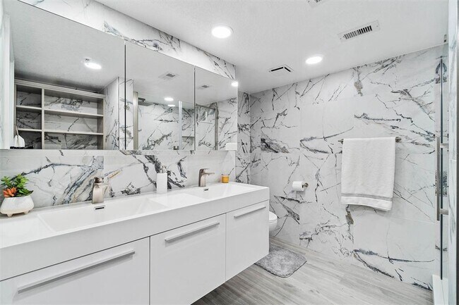 Building Photo - 19111 Vista Bay Dr