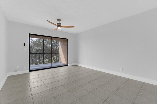 Building Photo - 200 Jacaranda Country Club Dr