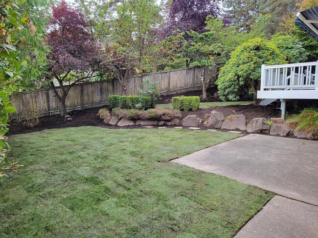 Building Photo - Spacious 3-Bedroom Home with Den and Private Backyard in Prime Location