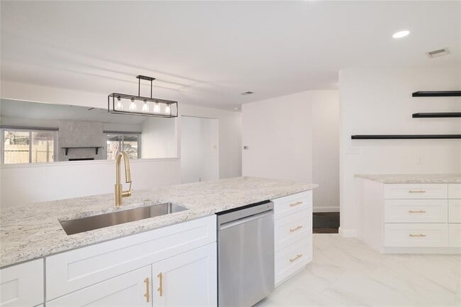 Building Photo - 4500 Sarasota Dr