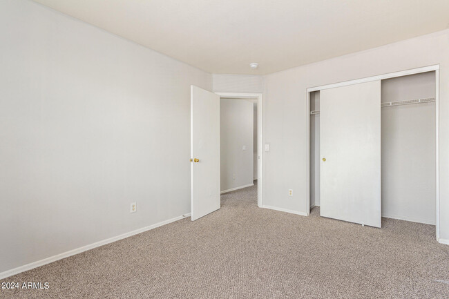 Building Photo - 1009 S 239th Dr