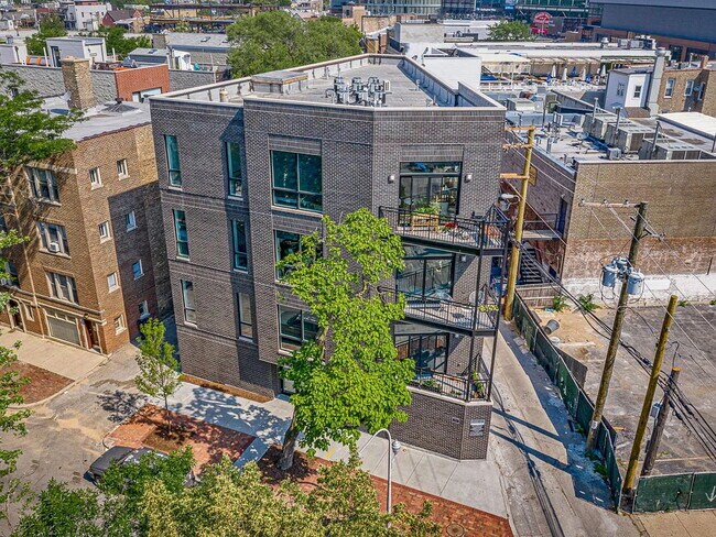 Building Photo - 1050 W Cornelia Ave