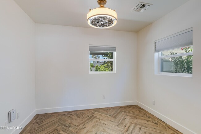 Building Photo - 4427 E Turney Ave