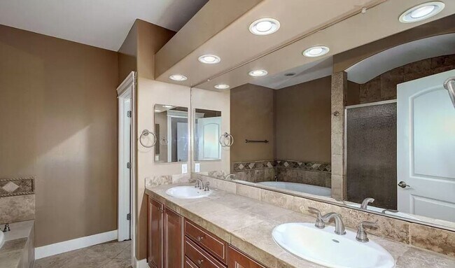 Building Photo - 3 Bed | 3.5 Bath - Biltmore Luxury Townhom...