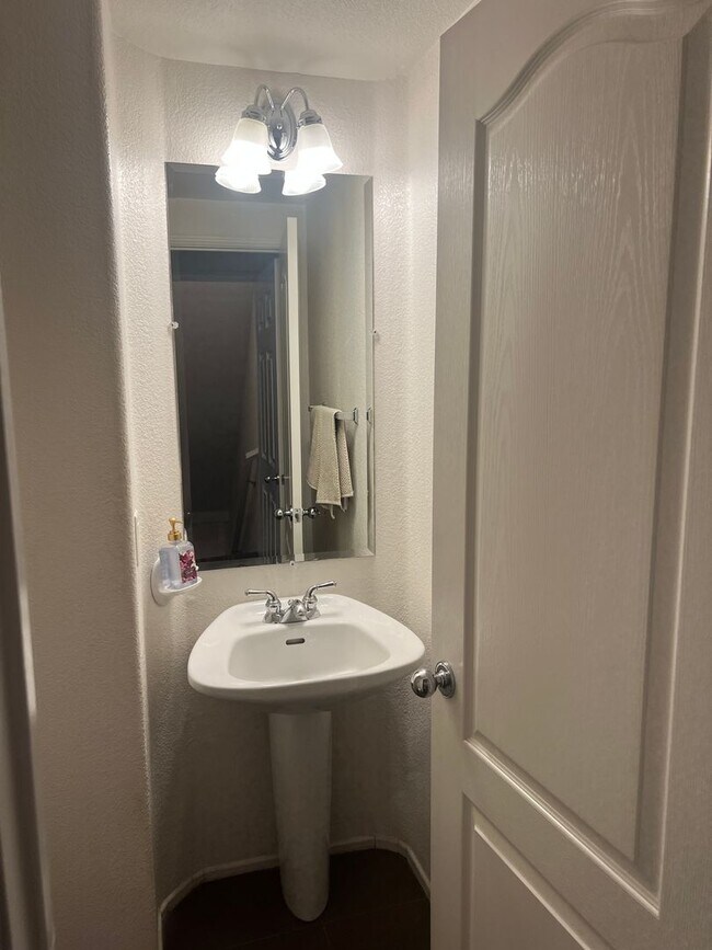 Building Photo - West Ventura Condo with a three car garage!