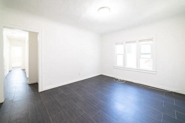 Building Photo - Bright and airy 2-bedroom 2-bath in Mid- City
