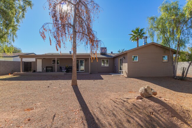 Building Photo - 3232 E Poinsettia Dr