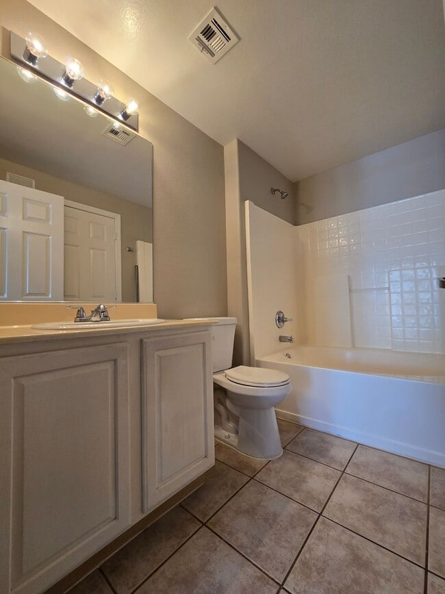 Building Photo - Awesome 2 bedroom 2 bath unit!