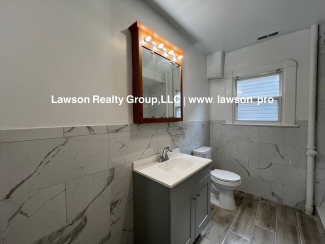 Building Photo - 1208 Chapman Ave SW