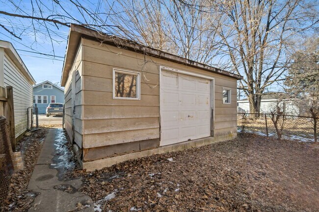 Building Photo - 10214 S La Salle St