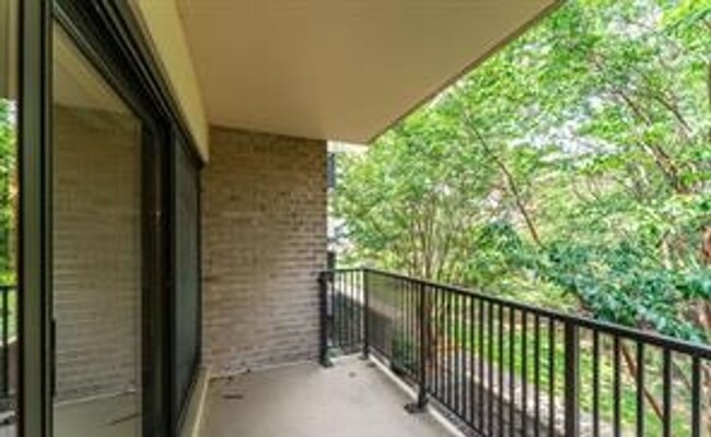 Building Photo - Luxury 2BR 2BA condo in the heart of Rockv...