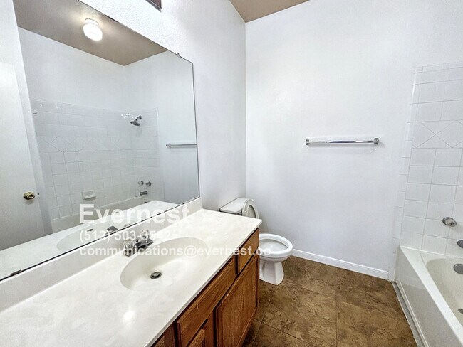 Building Photo - Charming 3-Bedroom Home in a Convenient Ne...