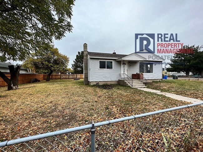 Building Photo - 4 bedroom 2 bath - 1 Car Detached Garage - Small dog negotiable