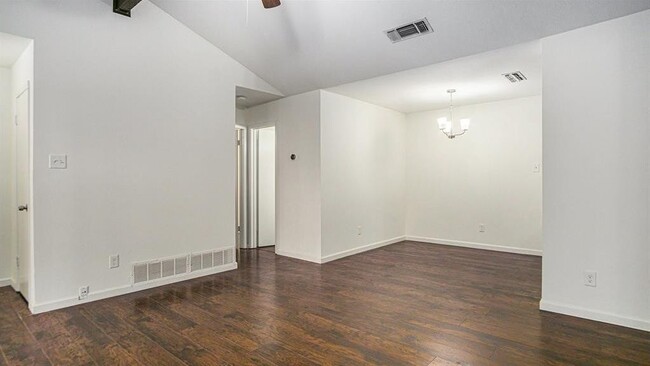 Building Photo - 2107 Mistletoe Ave
