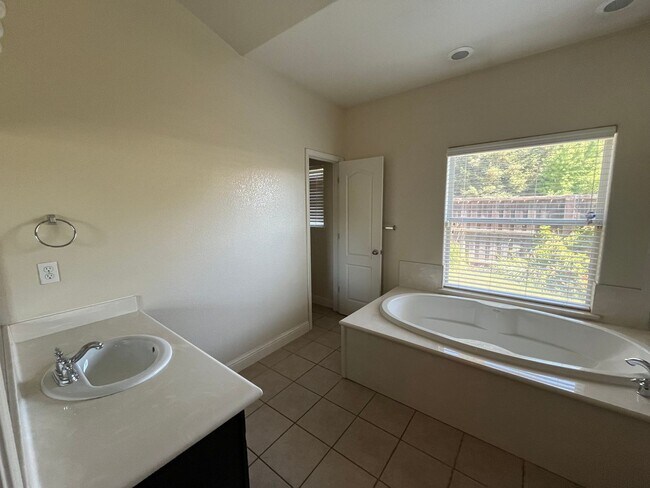 Building Photo - Beautiful Home for rent in Visalia, Ca