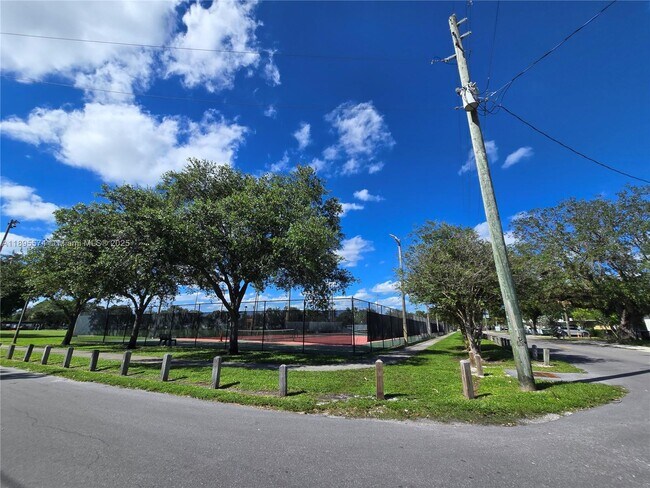 Building Photo - 716 NW 14th Way