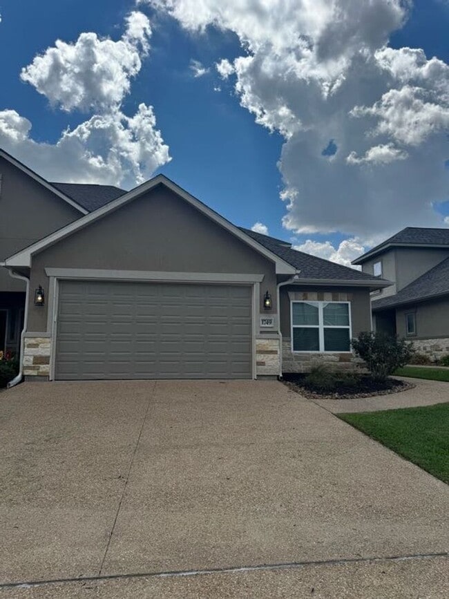 Primary Photo - Immaculate Townhome Minutes from Texas A&M