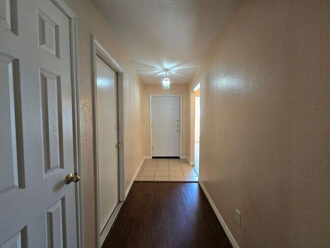 Building Photo - AVAILABLE NOW!