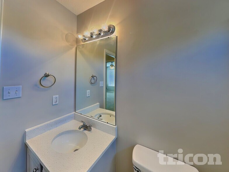 Building Photo - 11136 White Stag Dr