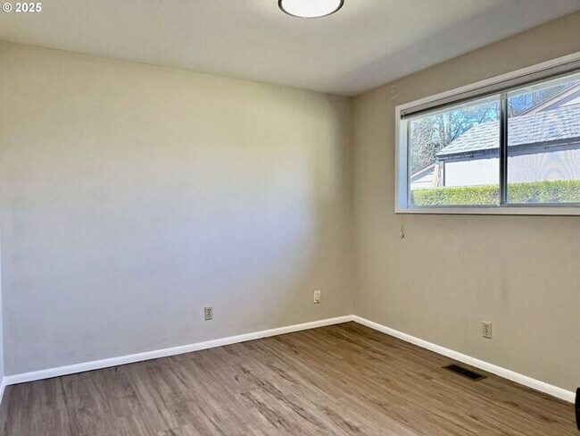 Building Photo - Charming 3-Bedroom Home in Tranquil Ridgev...
