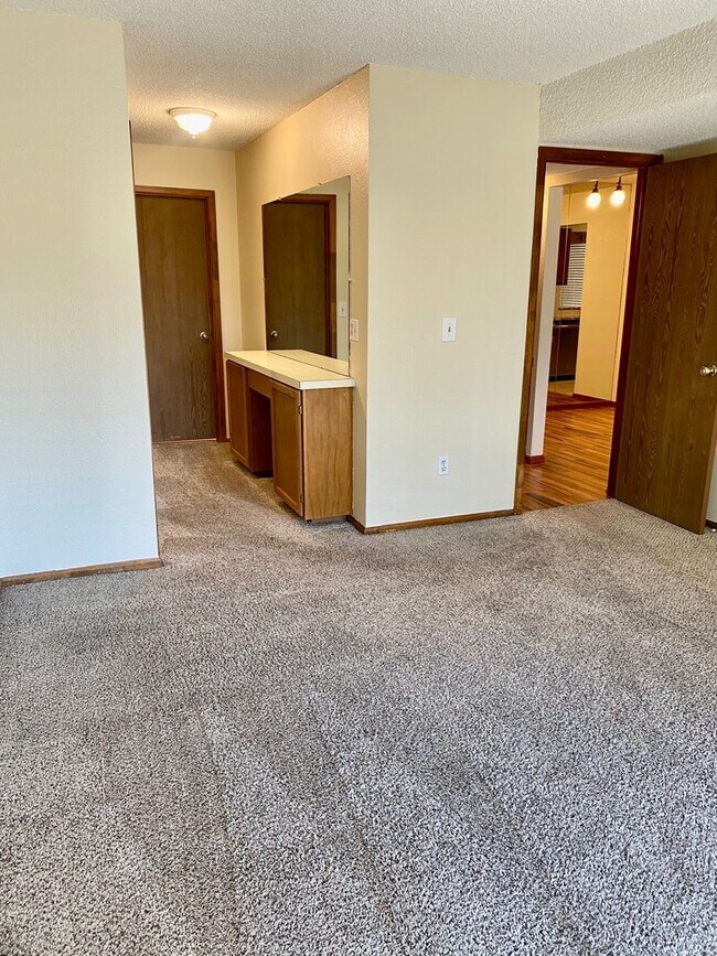 Building Photo - Evolve Real Estate: Beautiful Condo in Garrison Square Available June 3rd!