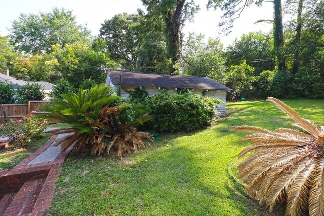 Building Photo - Charming 3 Bedroom, 2 Bath Brick Bungalow ...