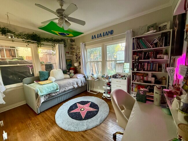 Building Photo - 471 S La Peer Dr