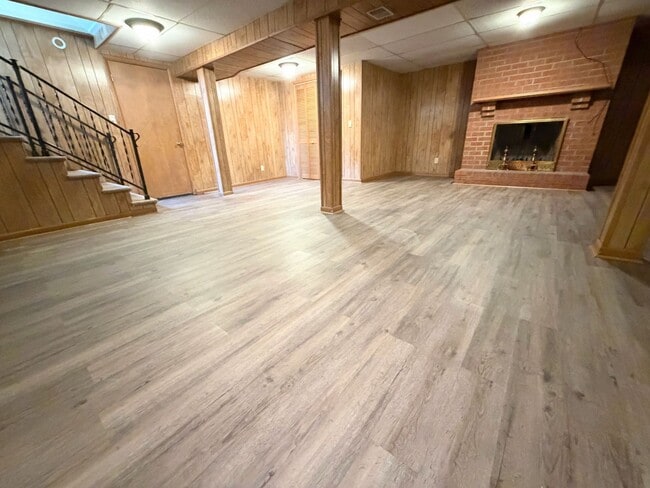 Building Photo - 919 Sandusky Dr