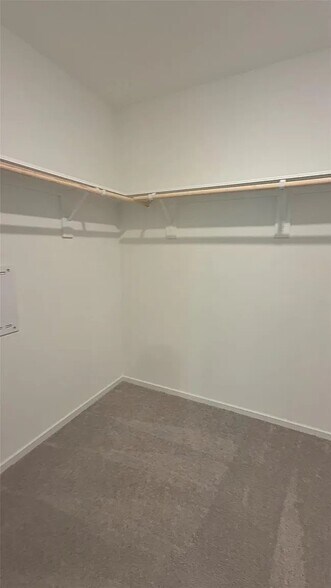 Building Photo - 327 Parkin Ct