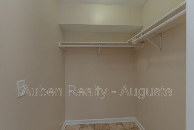 Building Photo - 913 Walker St