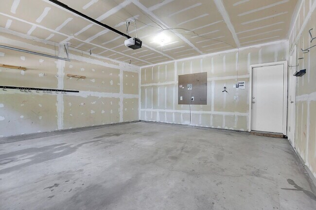 Building Photo - $2,295.00, 2 bedroom plus office, 2 bathro...