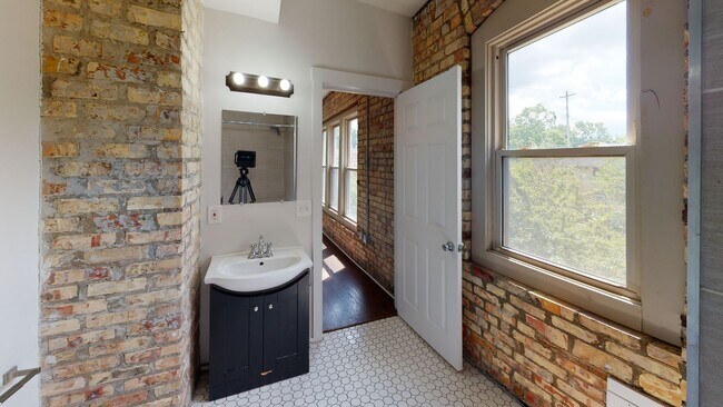 Building Photo - 108 S Hosmer St