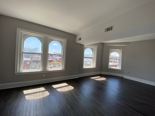 Building Photo - The Congress Apartments