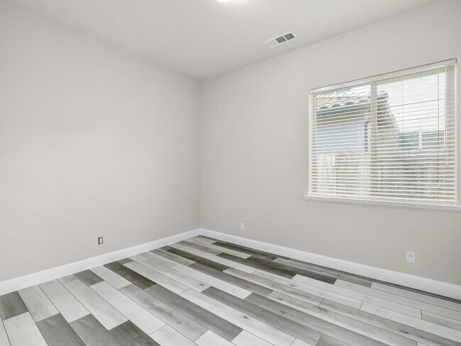 Building Photo - Beautifully Updated 4 Bedroom, 2.5 Bath in North Fresno