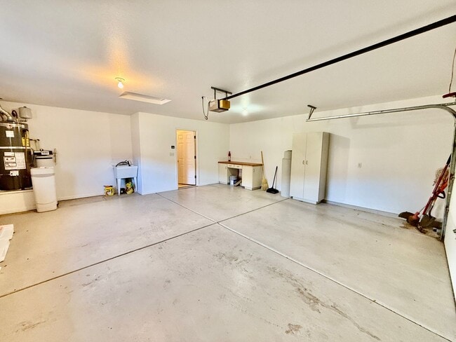 Building Photo - 3-BR Home with Garage and Fenced Yard in B...