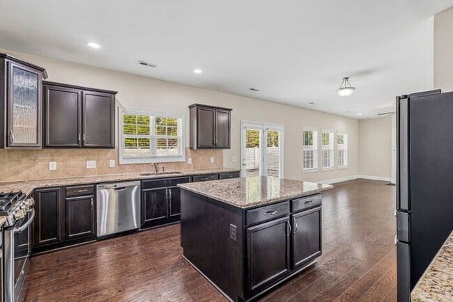 Building Photo - 5 Bedrooms in the heart of Summerfield!