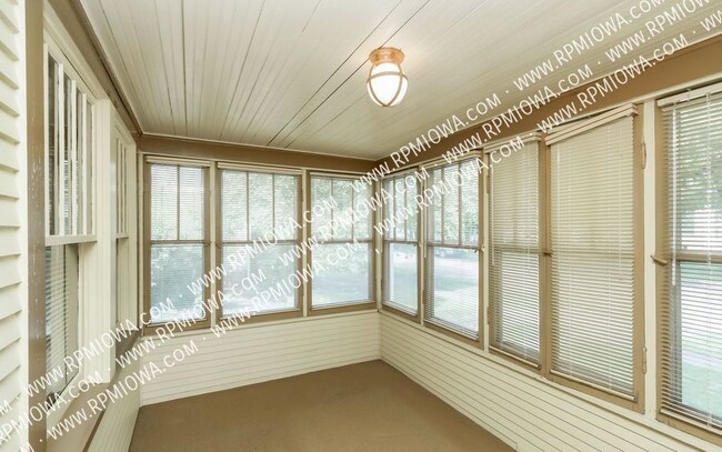 Building Photo - 1007 Wilson Ave