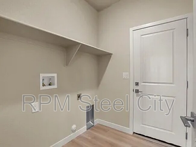 Building Photo - 753 S Laurue Dr