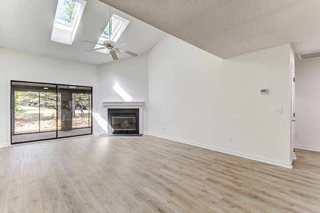Building Photo - Lovely Town Home in Inland Greens