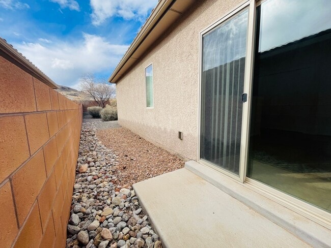 Building Photo - 3 bed 2 bath 1400 sq ft home