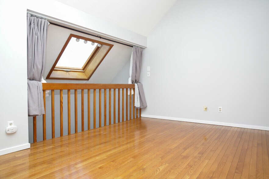 Building Photo - 23 Compton St