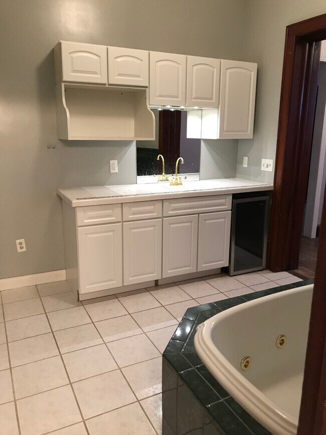 Main bathroom - 506 W Sheridan Ave